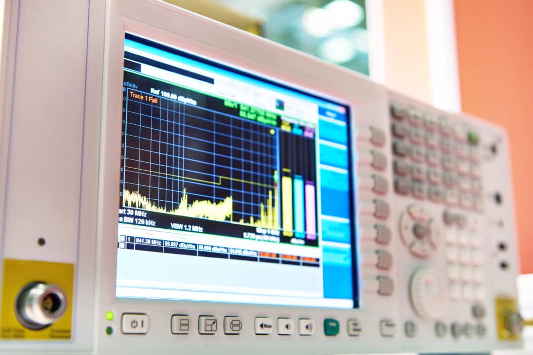 Receiver for measuring the electromagnetic field with display.